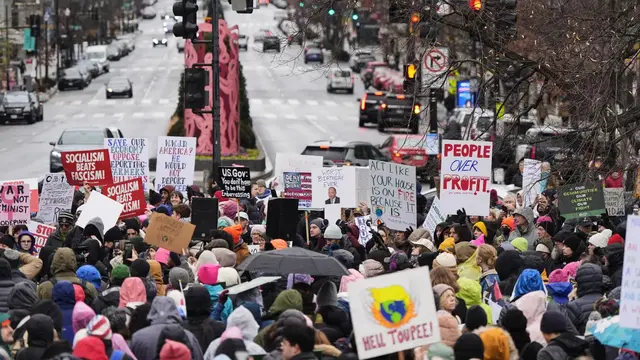 Ribuan orang di Amerika Serikat (AS) bergabung dalam aksi demonstrasi pada Sabtu (18/1/2025) jelang pelantikan Donald Trump sebagai presiden. (AP/Mike Stewart)