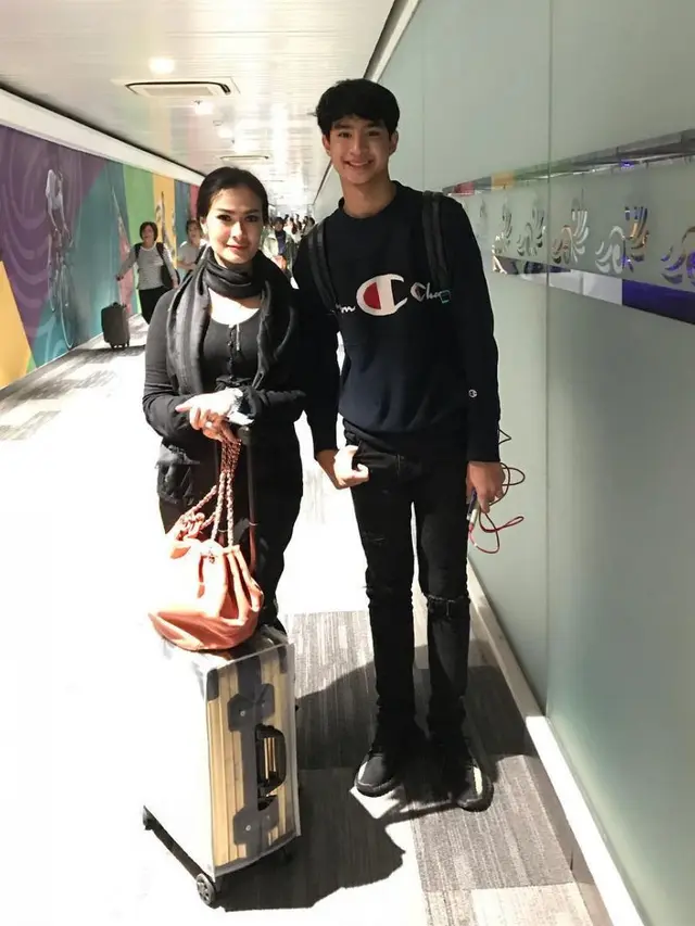 6 Potret Kebersamaan Devano Danendra dan Iis Dahlia, Anak Bungsu Kesayangan