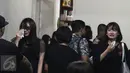 Suasana haru menyelimuti sejumlah member grup idola JKT48 saat melayat ke kediaman almarhum Inao Jiro, di Kota Tangerang Selatan, Rabu (22/3). Mereka datang kompak mengenakan baju berwarna serba hitam. (Liputan6.com/Herman Zakharia)