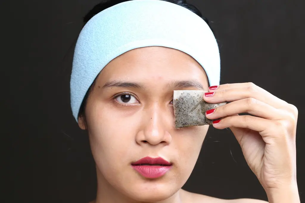 Hilangkan mata panda dengan kantung teh bekas. (Daniel Kampua/Bintang.com)