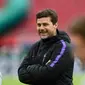 Pelatih Tottenham Hotspur, Mauricio Pochettino tersenyum saat melihat pemainnya berlatih selama sesi latihan tim di Amsterdam, Belanda  (7/5/2019). Tottenham akan bertanding melawan Ajax Amsterdam pada leg kedua babak semifinal Liga Champions di Johan Cruijff Arena. (AFP Photo/Emmanuel Dunand)