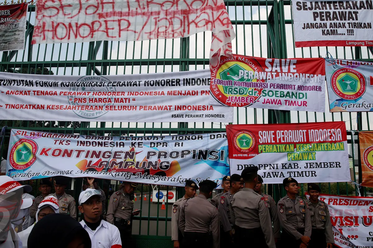 Tuntut Jadi PNS, Ribuan Perawat Honorer Gelar Aksi di DPR