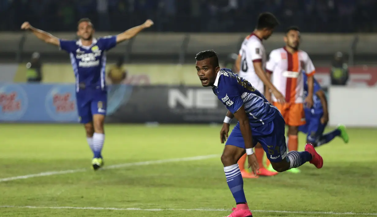 Ekspresi pemain Persib, Zulham Malik Zamrun, setelah mencetak gol kedua Persib ke gawang Pusamania Borneo FC dalam laga leg kedua perempatfinal Piala Presiden 2015 di Stadion Si Jalak Harupat, Bandung, Sabtu (26/9/2015). (Bola.com/Arief Bagus)