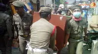 Diusir Satpol PP, Pengungsi Banjir di Rel Balik ke Rumah