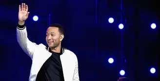 John Legend bersama istrinya, Chrissy Teigen yang mengaku sebagai sahabat dan rekan sesama musisi memberikan dukungan untuk kesembuhan Kanye West. Di atas panggung, Legend dan Chrissy memberikan kata-kata semangat untuk Kanye. (AFP/Bintang.com)