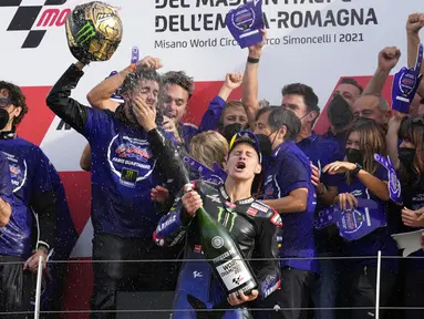 Pembalap Monster Energy Yamaha Fabio Quartararo (depan) melakukan selebrasi bersama timnya usai menyelesaikan balapan MotoGP Emilia Romagna di Sirkuit Misano, Misano Adriatico, Italia, Minggu (24/10/2021). Fabio Quartararo memastikan titel juara dunia MotoGP 2021. (AP Photo/Antonio Calanni)