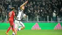 Striker Juventus, Paulo Dybala, merayakan gol ke gawang Bayern Munchen pada leg pertama babak 16 besar Liga Champions, di Juventus Stadium, Turin, Rabu (24/2/2016) dini hari WIB. (AFP/Olivier Morin)