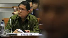 Menteri Komunikasi dan Informatika Rudiantara saat mengikuti Rapat Kerja (Raker) dengan Komisi I DPR, di Kompleks Parlemen, Senayan, Jakarta, (13/4). Raker tersebut membahas RUU tentang Informasi dan Transaksi Elektronik. (Liputan6.com/Johan Tallo)