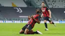 Pemain AC Milan, Fikayo Tomori, melakukan selebrasi usai mencetak gol ke gawang Juventus pada laga Liga Italia di Stadion Allianz, Senin (10/5/2021). AC Milan menang dengan skor 3-0. (Spada/LaPresse via AP)