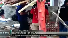 Selain menemukan  tumpukan barang sisa petasan yang sudah terbakar , petugas juga mengamankan bubuk bahan pembuat petasan. 