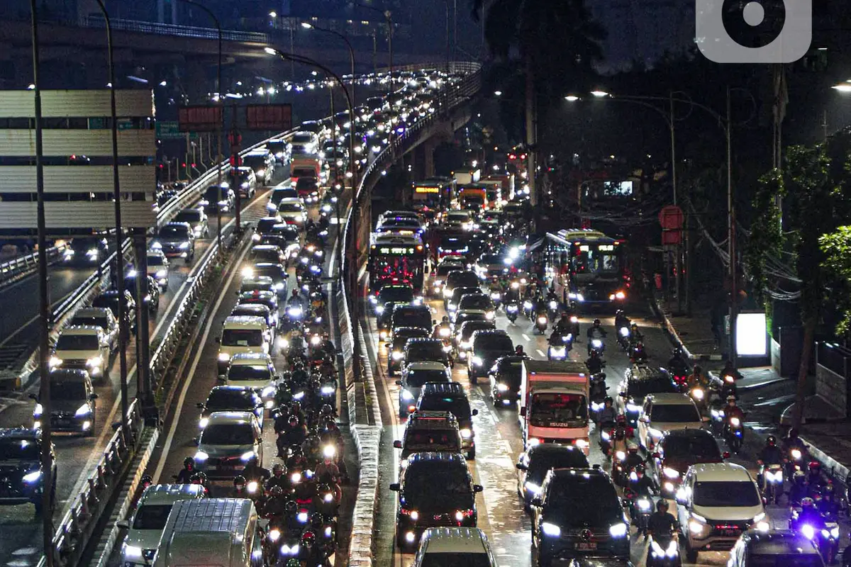 FOTO: Pegawai WFO, Jalanan Ibu Kota Kembali Macet