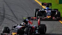 Dua pebalap Toro Rosso, Carlos Sainz Jr. dan Max Verstappen, saat berduel di Sirkuit Albert Park, Melbourne, dalam balapan F1 GP Australia, 20 Maret 2016. (planetf1.com)