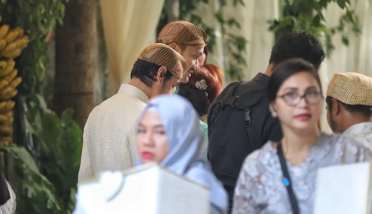 Ananda Mikola memberikan keterangan kepada wartawan bersama Tora Sudiro dan Reuben Elishama. Mereka bertiga bersama rombongan menjadi pengiring pengantin dari mempelai pria. (Adrian Putra/Bintang.com)