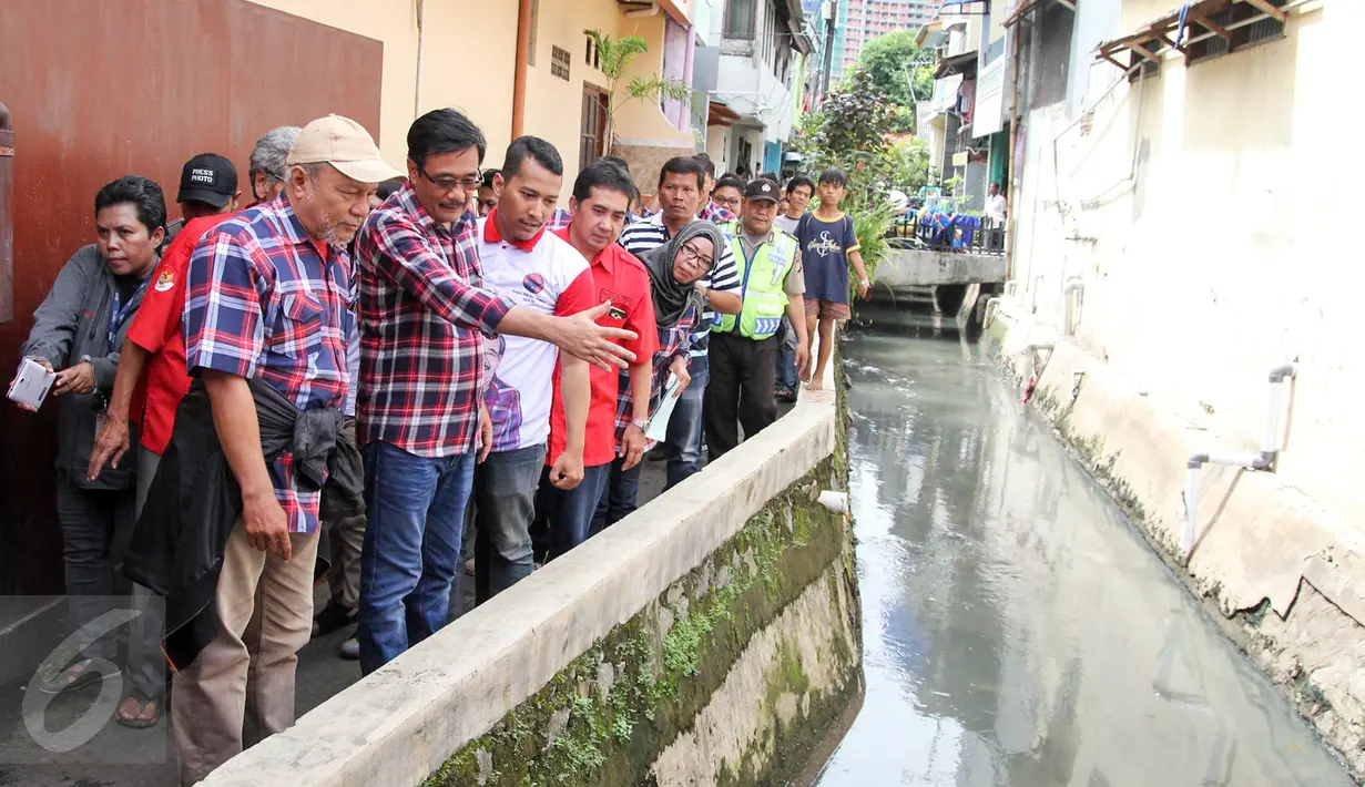 Cagub DKI Jakarta Djarot Saiful meninjau kali yang berada di kawasan Menteng Atas, Jakarta, Selasa (17/1). Selain berdialog dengan warga, Djarot a menyampaikan beberapa program yang akan ia jalani bersama Ahok jika terpilih. (Liputan6.com/Yoppy Renato)