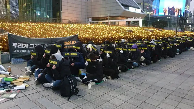 Unjuk rasa menuntut CHen EXO keluar (Twitter/ @EXOLACECAFE)