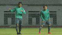 Bintang Timnas U-19, Egy Maulana Vikri, mengikuti sesi latihan bersama Timnas U-23 di Stadion Wibawa Mukti, Cikarang, Selasa (14/11/2017). Timnas Indonesia U-23 akan bertanding melawan Suriah U-23. (Bola.com/M Iqbal Ichsan)