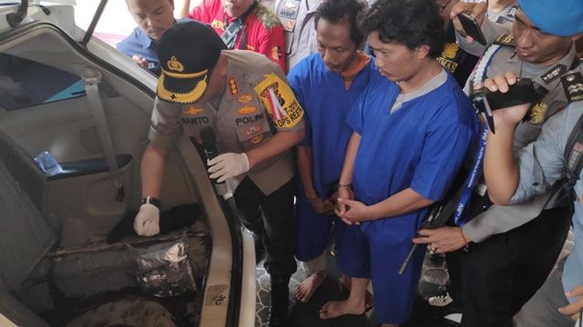 Kapolresta Pekanbaru Komisaris Besar Susanto melihat bagian belakang mobil yang dirombak kedua tersangka untuk membawa sabu.