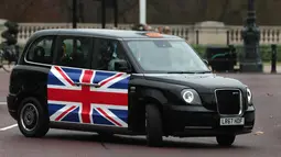 Taksi listrik, TX eCity diuji jalankan dekat Istana Buckingham di London, Inggris, Selasa (5/12). Mobil taksi listrik ini diklaim mampu berlari hingga 112 kilometer saat menggunakan tenaga listrik saja. (AFP PHOTO / Daniel LEAL-OLIVAS)