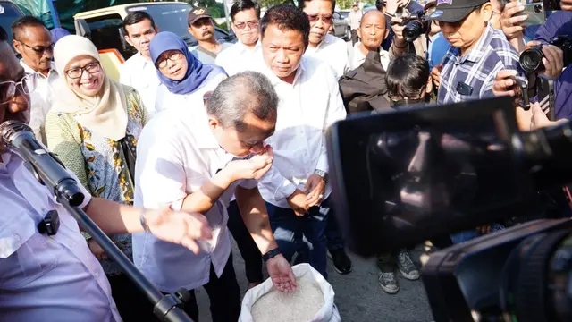 Menteri Perdagangan Zulkifli Hasan meninjau Pasar Induk Beras Cipinang (PIBC) bersama Kepala Badan Pangan Nasional (Bapanas) Arief Prasetyo di Jakarta Timur, pada Rabu (13/9/2023). (Dok Kemendag)