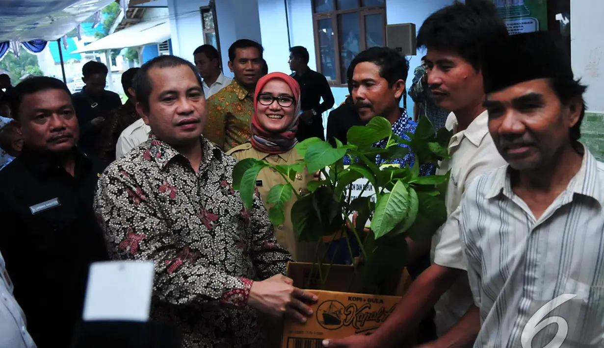Menteri Desa, Pembangunan Daerah Tertinggal dan Transmigrasi, Marwan Jafar memberikan bibit tanaman saat blusukan perdananya di Kabupaten Lebak, Banten, Rabu (5/11/2014) (Liputan6.com/Johan Tallo)