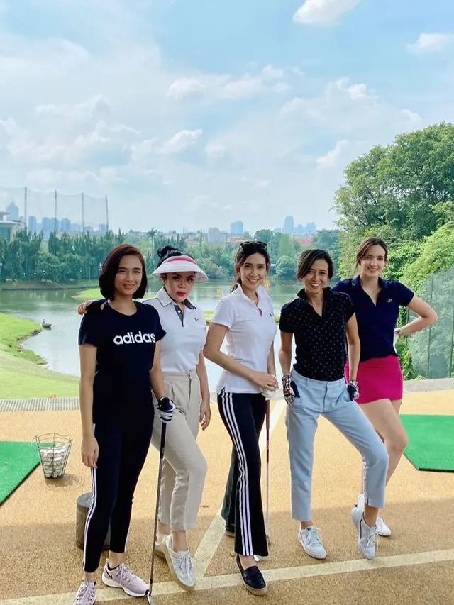6 Gaya Nia Ramadhani Saat Main Golf Bareng Sahabat, Tetap Stylish