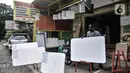 Pekerja merapikan papan tulis yang dipajang di depan toko di kawsan Jakarta, Rabu (3/3/2021). Sempat terpuruk di awal pandemi Covid-19 akibat ditiadakannya kegiatan belajar di sekolah, industri papan tulis milik Ganda (45) ini menyiasati penjualan melalui e-Commerce. (merdeka.com/Iqbal S Nugroho)