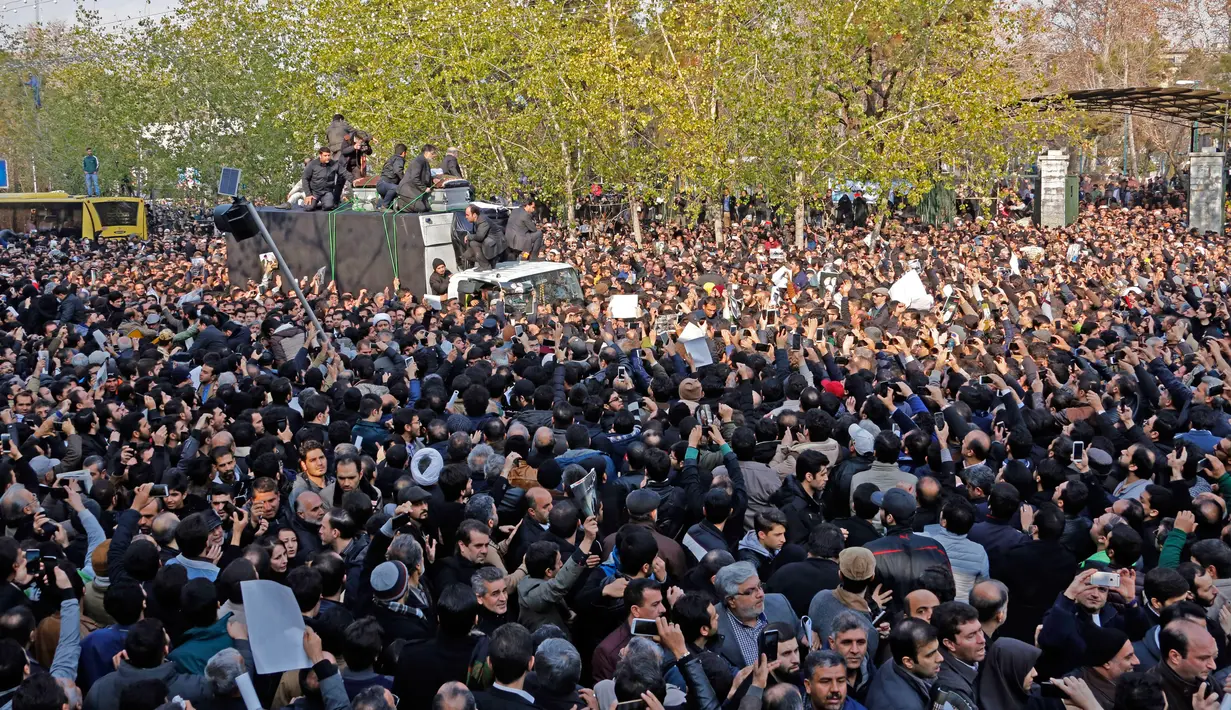 Suasana saat ribuan warga mengiringi jenazah Ali Akbar Hashemi Rafsanjani di Teheran, Iran (10/1). Menurut laporan media setempat, mantan Presiden Iran tersebut meninggal dunia pada usia 82 tahun karena serangan jantung. (AFP/Atta Kenare)