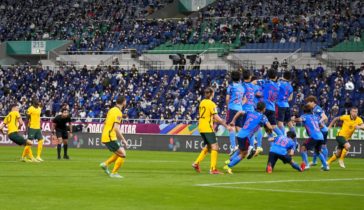 Pemain Australia Ajdin Hrustic (kiri) mencetak gol ke gawang Jepang pada pertandingan kualifikasi Grup B Piala Dunia 2022 di Stadion Saitama, Saitama, Jepang, Selasa (12/10/2021). Jepang menang 2-1. (AP Photo/Shuji Kajiyama)