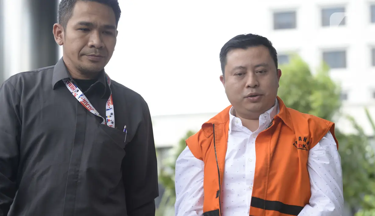 Saeful Bahri yang merupakan staf Sekjen PDIP Hasto Kristiyanto adalah penyuap Eks Komisioner KPU Wahyu Setiawan dikawal petugas berjalan akan menjalani pemeriksaan oleh penyidik di Gedung KPK, Jakarta, Senin (27/1/2020). (merdeka.com/Dwi Narwoko)
