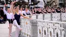 Sejumlah wanita menari saat mengikuti pameran tarian klasik dalam perayaan Month of The Dance di Basque, Spanyol (26/3). (AFP/Ander Gillenea)