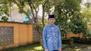 Angga Yunanda pun memilih lebaran di Lombok yang menjadi kota kelahirahnnya. Saat lebaran di kampung halaman, ia tampil dengan koko bermotif warna biru serasi dengan sarungnyaa. Tak lupa ia pun mengenakan peci. Credit:  (@angga)