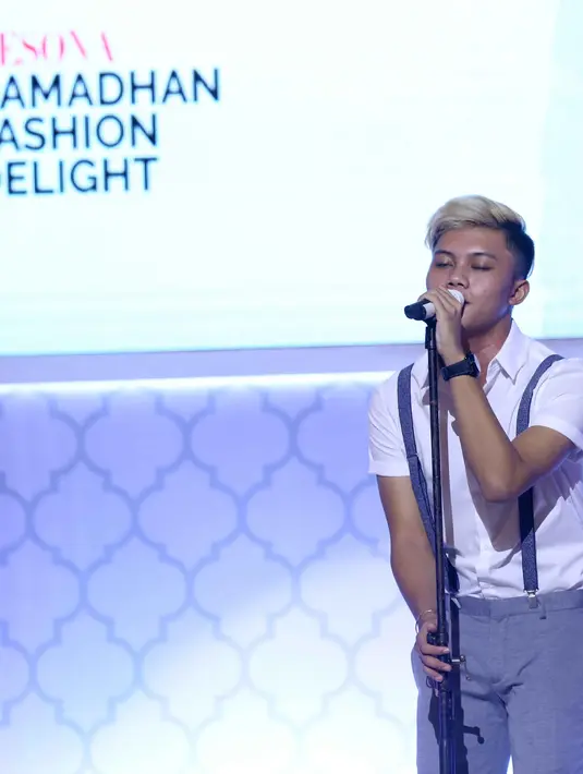 Anak komedian Sule itu mengaku sangat bangga bisa menjadi salah satu pengisi dalam acara tersebut. Pengalaman luar biasa didapat dalam acara penutup Road to JFWxVivoV5s. (Nurwahyunan/Bintang.com)