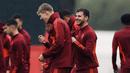 Pemain anyar MU, Rasmus Holjung (tengah kiri), dan Mason Mount , saling bercengkrama disela-sela sesi latihan di Carrington Training Ground, Manchester, Inggris, Selasa (19/9/2023). (X/@ManUtd)