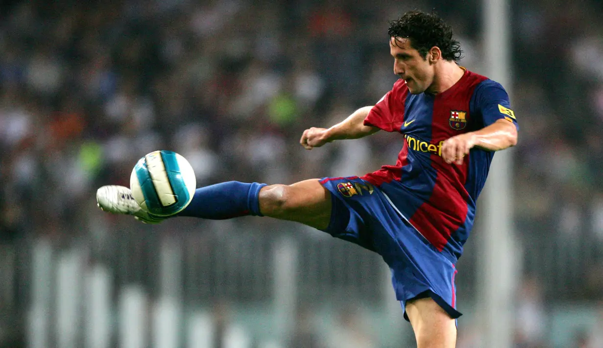Juliano Belletti - Lionel Messi muda pernah merasakan satu setim dengan bek kanan tangguh asal Brasil ini tepatnya pada tahun 2004 hingga 2007. Kini sang pahlawan Barcelona di final Liga Champions 2006 itu berprofesi sebagai asisten pelatih tim asal Brasil, Cruzeiro. (AFP/Lluis Gene)