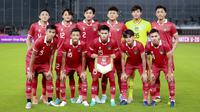 Starting XI Timnas Indonesia U-20 pada laga International Friendly Match U-20 melawan Timnas Fiji U-20 di Stadion Utama Gelora Bung Karno (SUGBK), Jakarta, Jumat (17/02/2023). (Bola.com/Bagaskara Lazuardi)