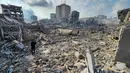 Serangan udara Israel dimulai sebagai tanggapan atas serangan mendadak Hamas pada Sabtu pagi. Kementerian Kesehatan Palestina menyampaikan, mereka yang tewas termasuk 260 anak-anak dan 230 perempuan, termasuk 22 keluarga yang terbunuh secara keseluruhan. (AP Photo/Hassan Eslaiah)