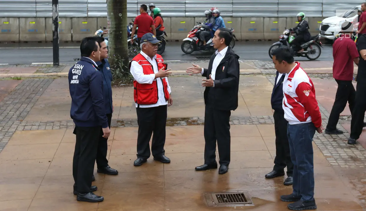 Presiden Joko Widodo (ketiga kanan) berbincang dengan Menteri PUPR, Basuki Hadimuljono (ketiga kiri) saat meninjau sejumlah venue Asian Games 2018 di Kompleks Gelora Bung Karno, Jakarta, Senin (25/6). (Liputan6.com/Angga Yuniar)