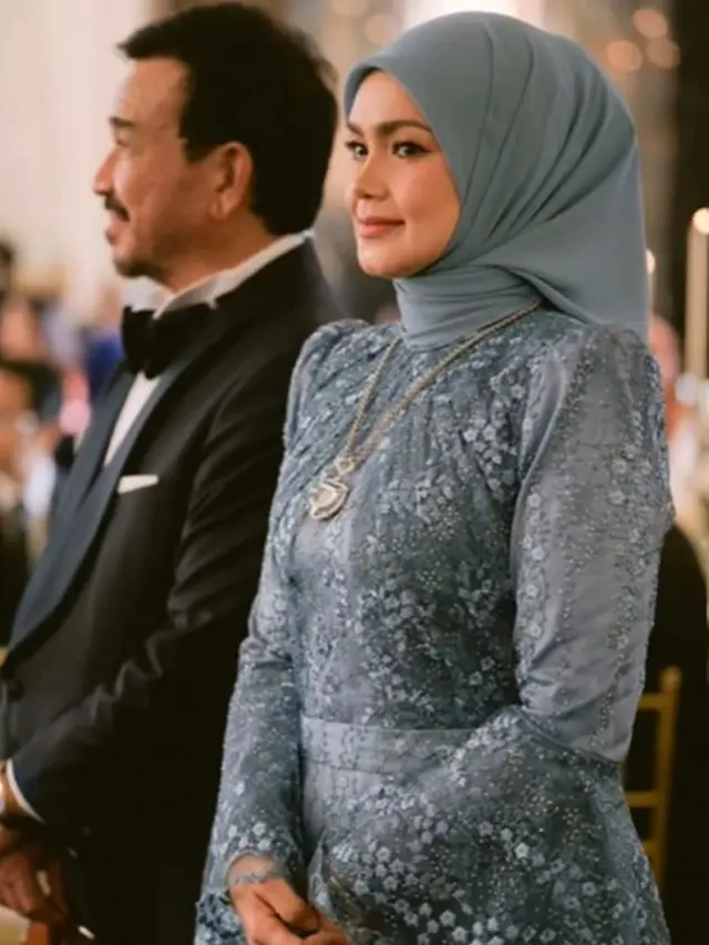 7 Potret Gaun Brokat Siti Nurhaliza di Pernikahan Anak Sambung, Detail Payet Memukau