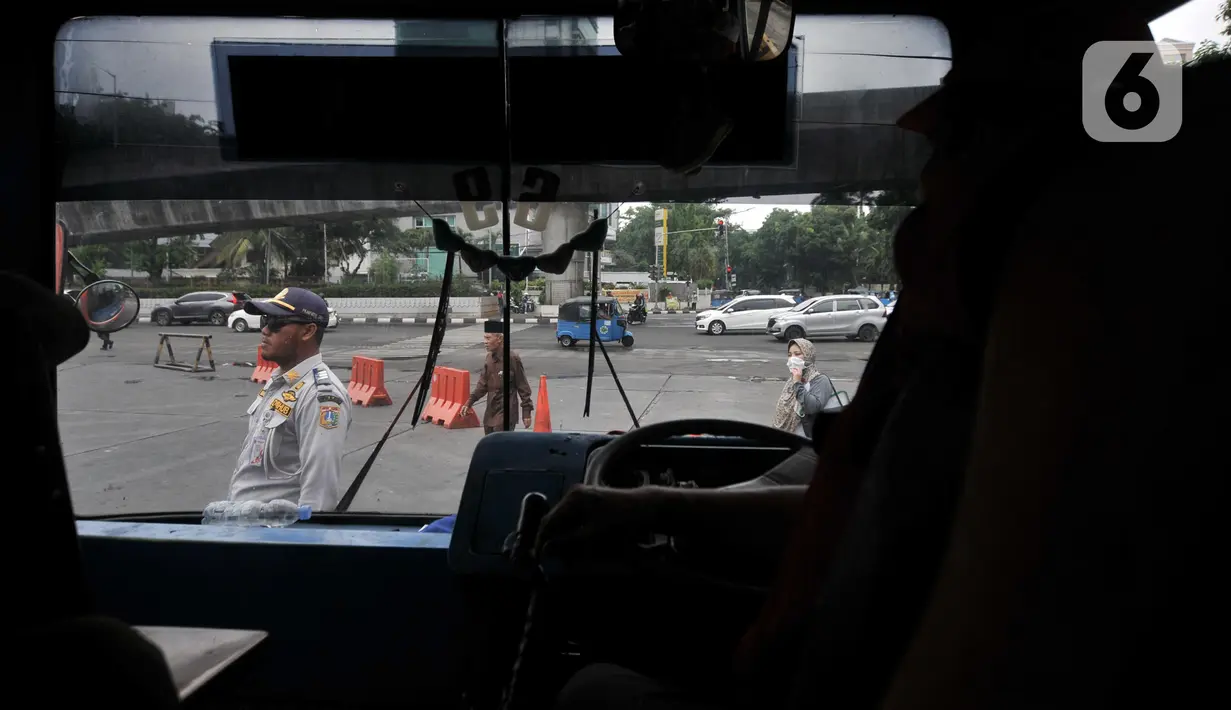 Petugas Dishub DKI memberhentikan Metromini 69 di kawasan Blok M, Jakarta, Rabu (13/11/2019). Awal 2016 atau pada era Gubernur Basuki Tjahaja Purnama adalah fase kelam Metromini mulai dirasakan pemilik dan sopir di mana ratusan armada dikandangkan karena izin operasi. (merdeka.com/Iqbal Nugroho)