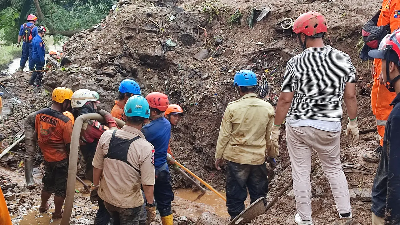 Pencarian empat korban longsor di Kampung Sinarsari, Kelurahan Empang, Kecamatan Bogor Selatan, Kota Bogor terkendala bongkahan batu dan beton.