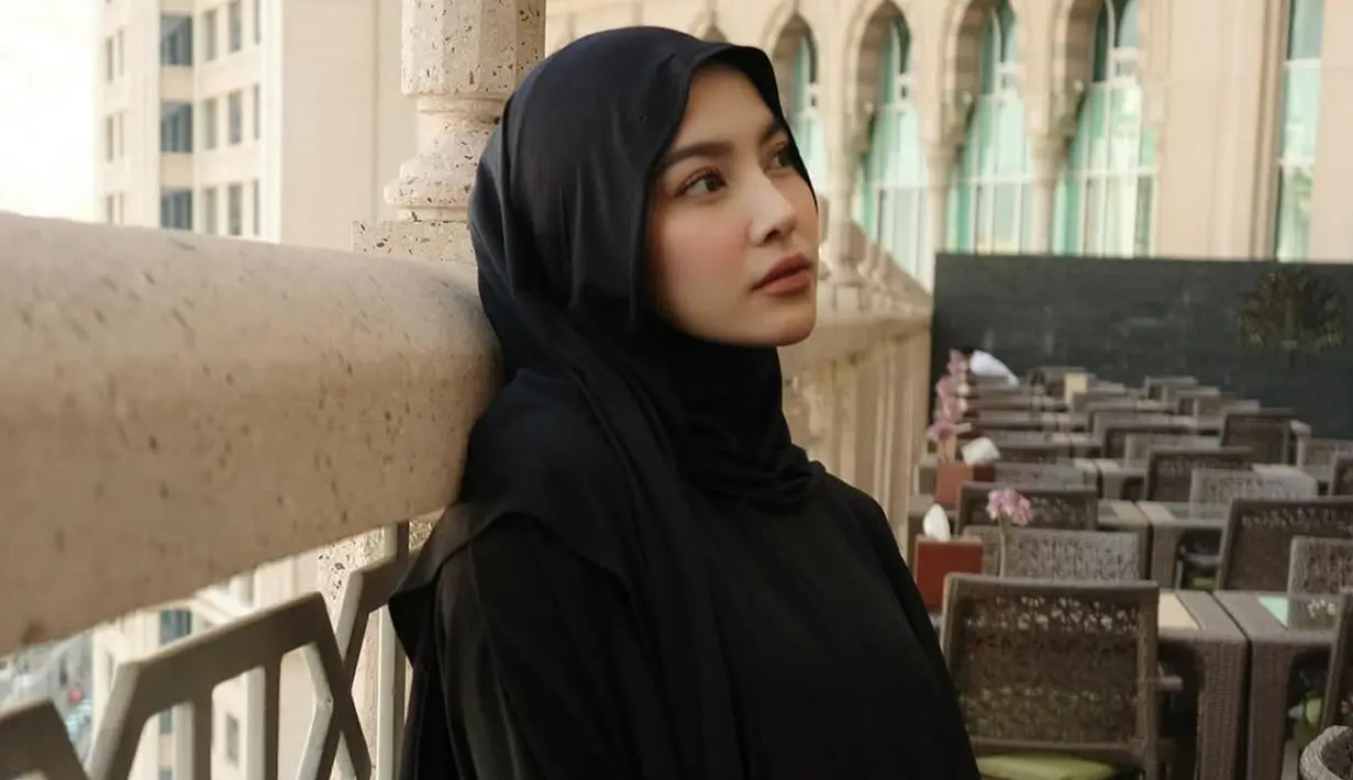 <p>Umrah kali ini juga menjadi pengalaman pertama bagi Mahalini setelah memeluk agama Islam. Dan yang lebih spesial lagi, ia sedang hamil tujuh bulan. Rizky Febian pun menjadi suami siaga, turut mendampingi sepanjang perjalanan suci tersebut. Kecantikannya memakai hijab selalu mendapat perhatian warganet. (Liputan6.com/IG/@rizkyfbian)</p>