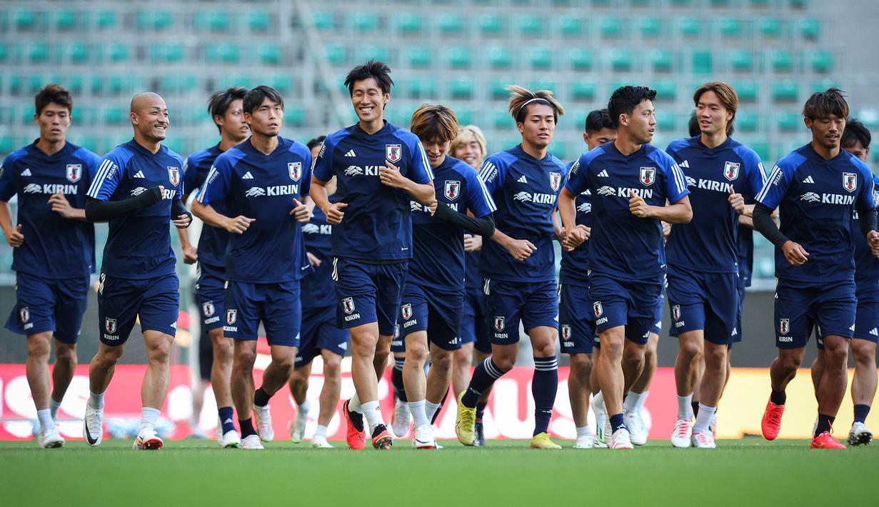 Pemain Timnas Jepang melakukan latihan jelang pertandingan persahabatan melawan Jerman yang akan berlangsung hari Minggu (10/9/2023) dini hari pukul 01.45 WIB, di Volkswagen Arena, Wolfsburg, Jerman. Pelatih Timnas Jepang, Hajime Moriyasu, membawa 26 nama, empat diantaranya merupakan pemain yang berkompetisi di J,League. (AFP/Ronny Hartmann)