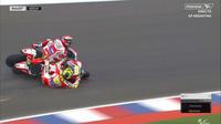 Insiden kecelakaan yang melibatkan dua pebalap Ducati, Andrea Iannone (29) dan Andrea Dovizioso (04), pada balapan MotoGP Argentina, Senin (4/4/ 2016). (Twitter)