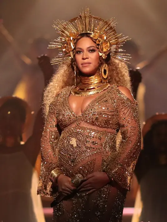 Mengenakan kostum yang begitu mewah, Beyonce berada di atas panggung Grammy Awards 2017 selama sembilan menit non-stop. Beberapa judul lagu dinyanyikannya, seperti Love Drought dan Sandcastles. (AFP/Bintang.com)