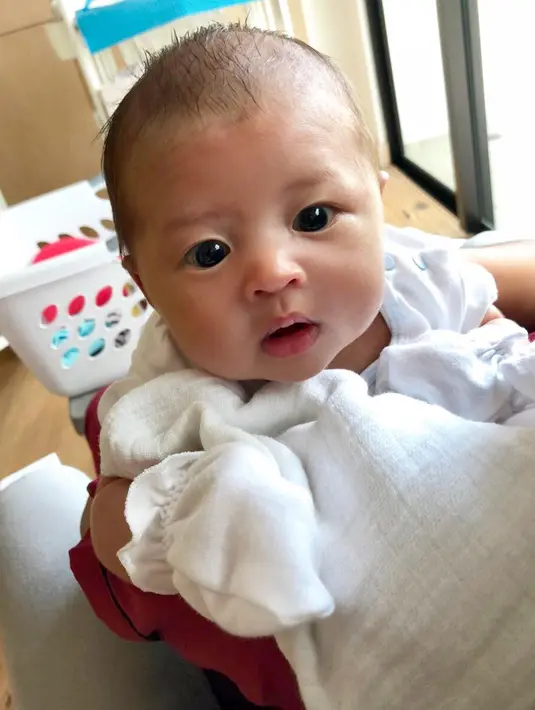 Anak laki-laki yang lahir mejelang pergantian tahun 2018 kemarin sudah terlihat semakin menggemaskan. Belum satu bulan, namun tatapannya sudah tajam seperti ini. Dan pipinya juga sangat gembul ya? (Instagram/raphaelmoeis)