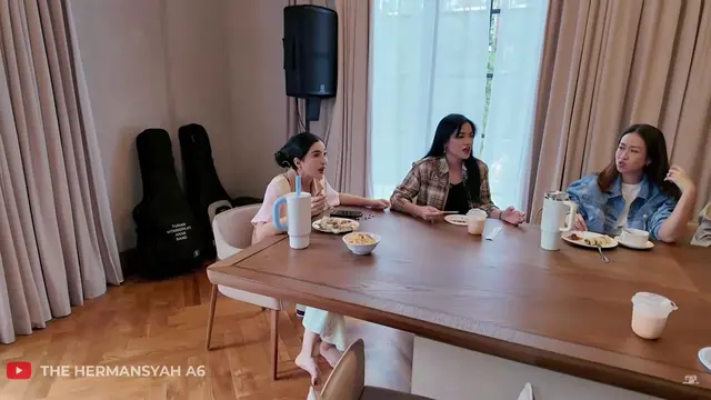 Potret Dapur dan Meja Makan di Villa Zaskia Sungkar dan Irwansyah di Bogor