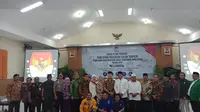 Gubernur Jawa Barat terpilih Ridwan Kamil bersama wakil gubernur terpilih Uu Ruzhanul Ulum berfoto bersama