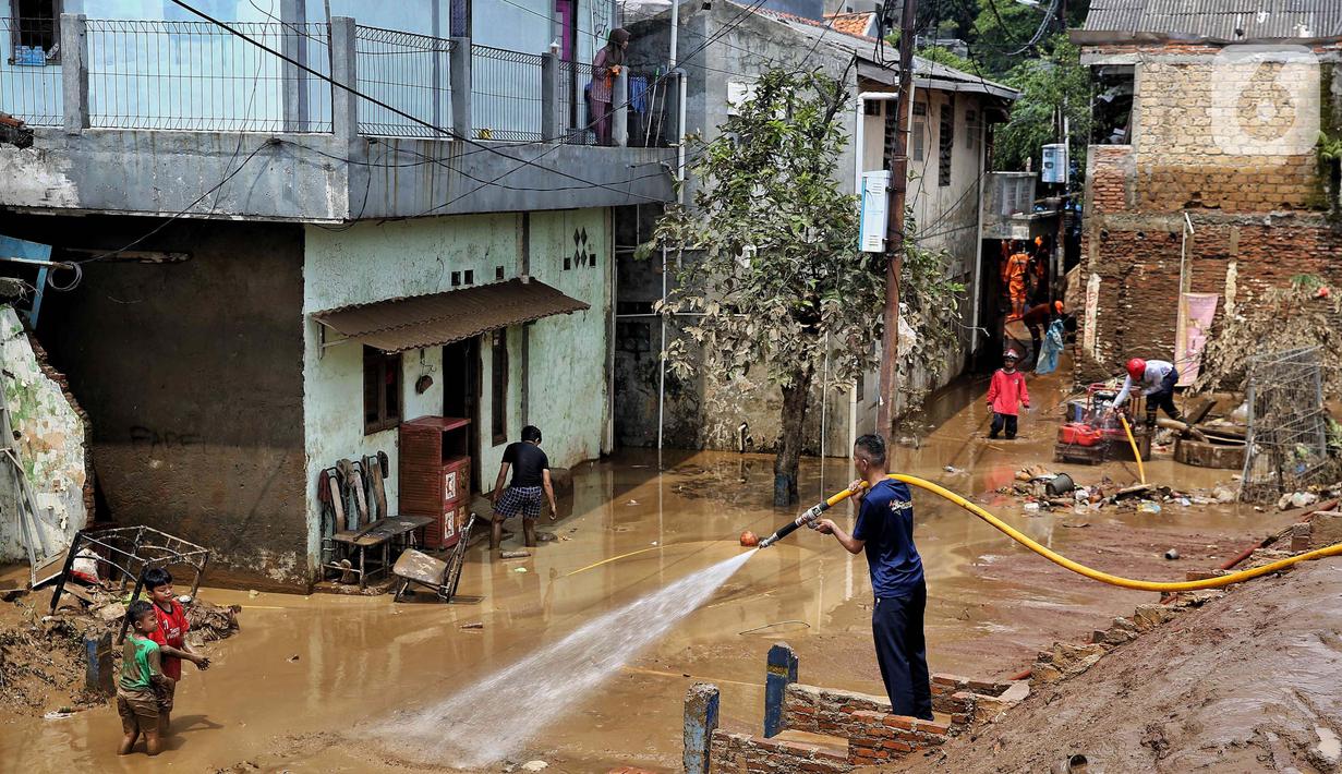 Petugas juga mengerahkan beberapa unit truk untuk mengangkut sampah sisa banjir. (Liputan6.com/Angga Yuniar)