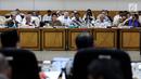Suasana saat rapat konsultasi dengan pimpinan DPR yang dihadiri oleh Mensos Idrus Marham, Menkes Nila F Moeloek dan Menteri PUPR Basuki Hadimuljono di Kompleks Parlemen, Jakarta, Kamis (1/2). (Liputan6.com/JohanTallo)