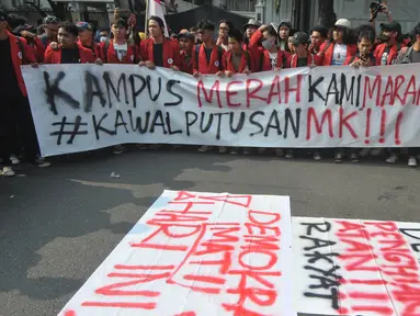 Sejumlah mahasiswa menggelar aksi unjuk rasa di depan Gedung Komisi Pemilihan Umum (KPU), Jakarta, Jumat (23/8/2024). (merdeka.com/Imam Buhori)